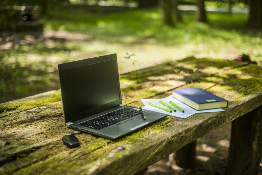 Arbeitsplatz im Freien bildlich für Hosted Desktop